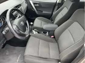Toyota Auris (2015) thumbnail 9