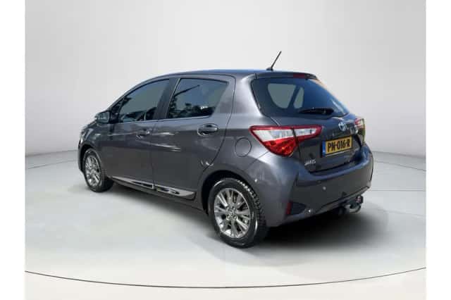 Toyota Yaris (2017) thumbnail 3