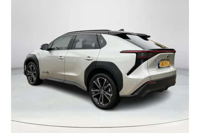 Toyota bZ4X (2024) thumbnail 3
