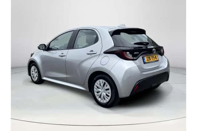 Toyota Yaris (2022) thumbnail 3