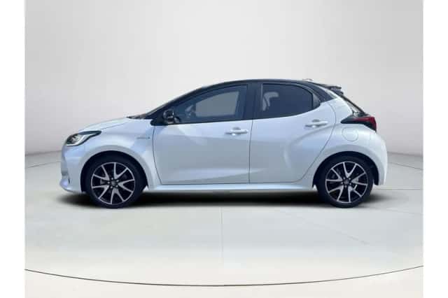 Toyota Yaris (2021) thumbnail 2