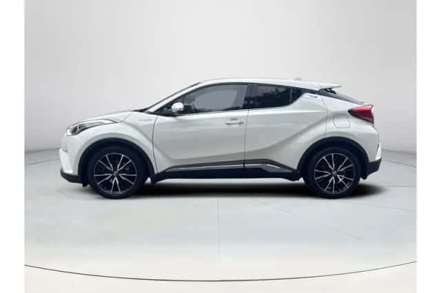 Toyota C-HR (2016) thumbnail 2