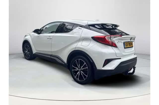 Toyota C-HR (2016) thumbnail 3