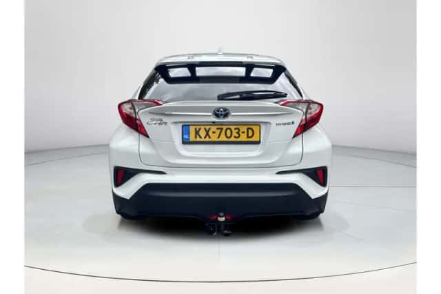 Toyota C-HR (2016) thumbnail 4