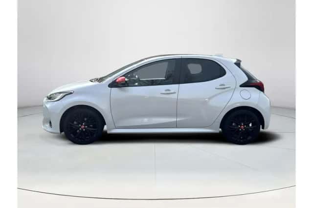 Toyota Yaris (2022) thumbnail 2