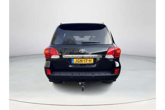 Toyota Land Cruiser (2012) thumbnail 4