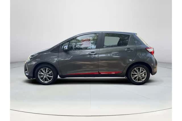 Toyota Yaris (2017) thumbnail 2