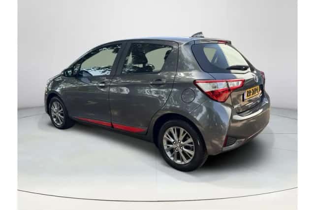 Toyota Yaris (2017) thumbnail 3