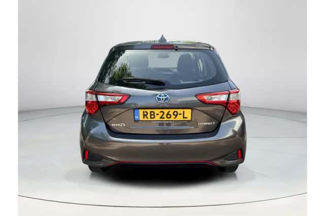 Toyota Yaris (2017) thumbnail 4