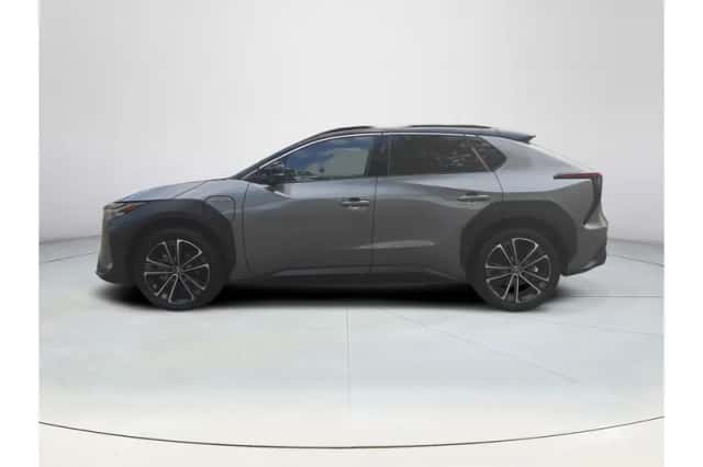 Toyota bZ4X (2023) thumbnail 2