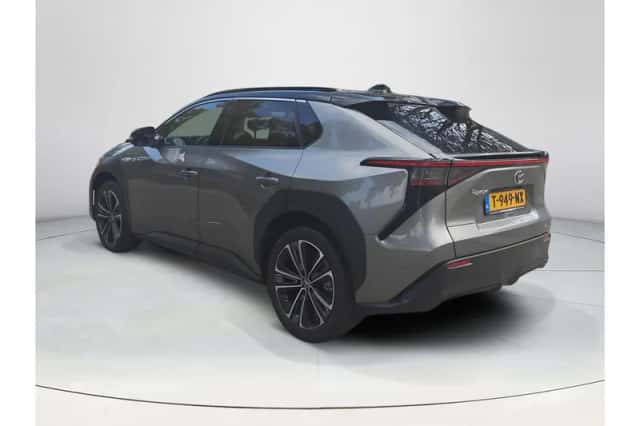 Toyota bZ4X (2023) thumbnail 3