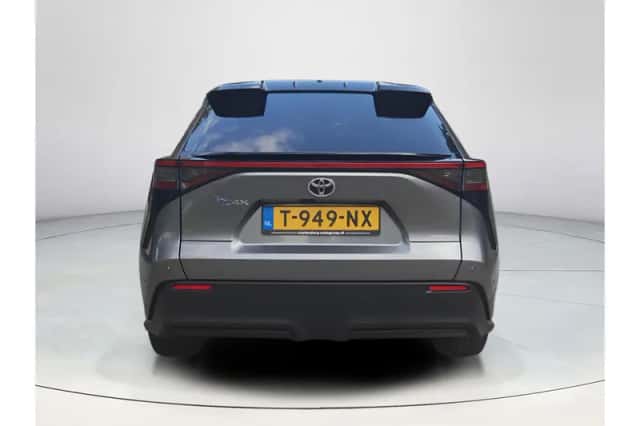 Toyota bZ4X (2023) thumbnail 4