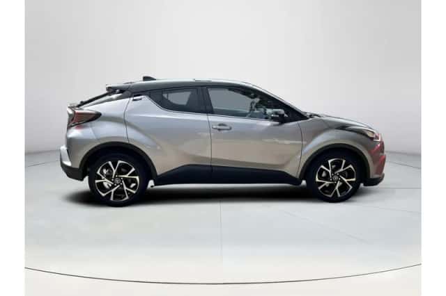 Toyota C-HR (2017) thumbnail 6