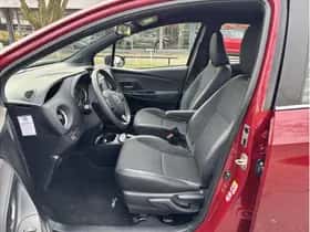 Toyota Yaris (2017) thumbnail 10