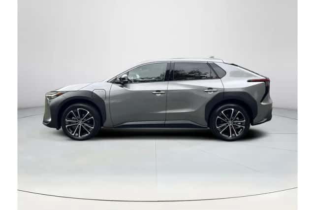 Toyota bZ4X (2024) thumbnail 2