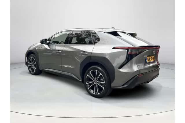 Toyota bZ4X (2024) thumbnail 3