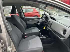 Toyota Yaris (2016) thumbnail 11