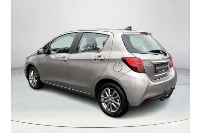 Toyota Yaris (2016) thumbnail 3