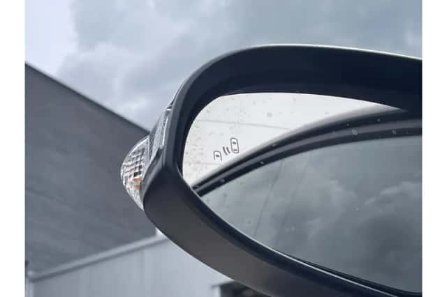 Toyota C-HR (2019) thumbnail 2