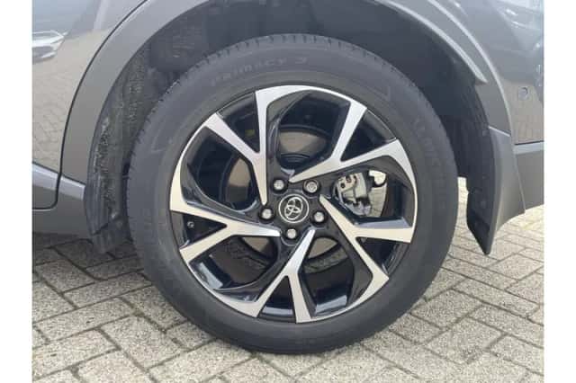 Toyota C-HR (2019) thumbnail 4