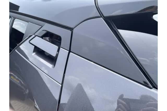 Toyota C-HR (2019) thumbnail 6
