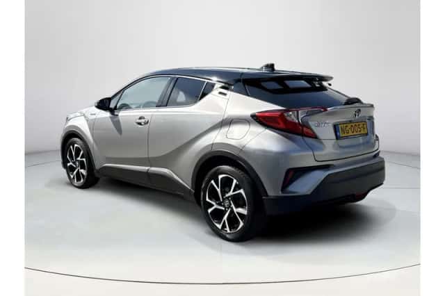 Toyota C-HR (2017) thumbnail 3