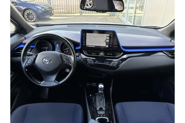 Toyota C-HR (2017) thumbnail 6