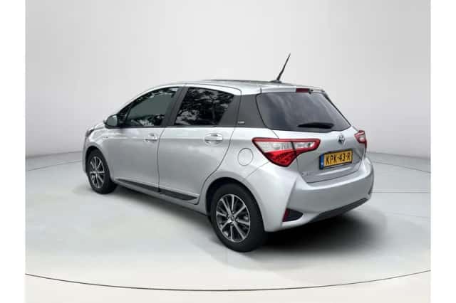 Toyota Yaris (2020) thumbnail 3