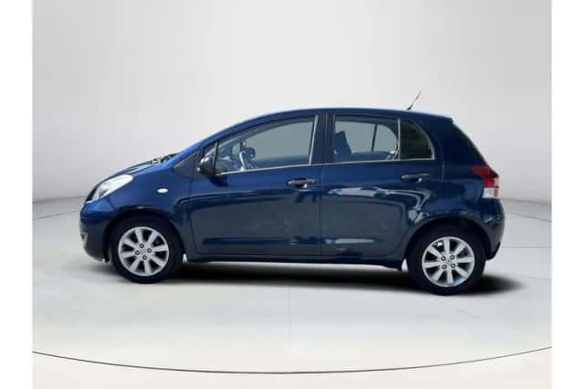 Toyota Yaris (2011) thumbnail 2