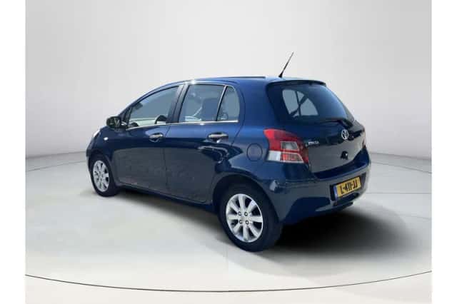 Toyota Yaris (2011) thumbnail 3