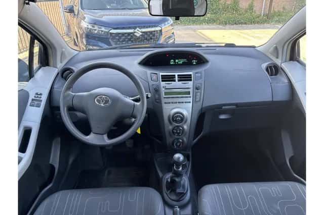 Toyota Yaris (2011) thumbnail 6