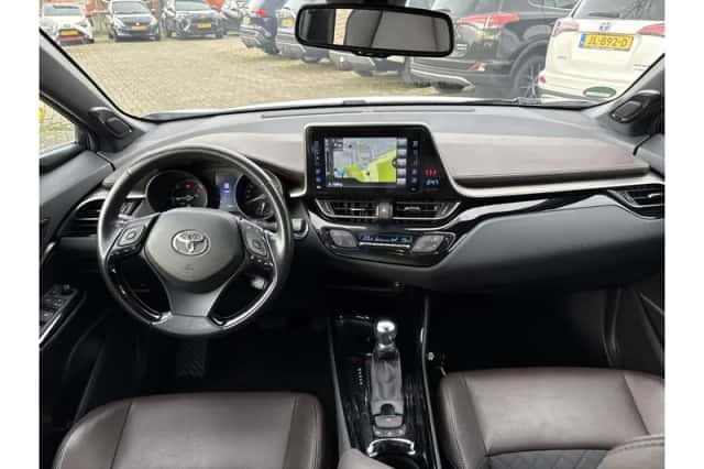 Toyota C-HR (2019) thumbnail 6