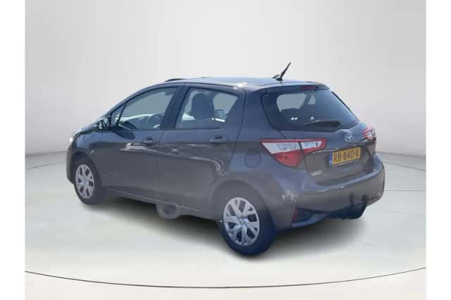 Toyota Yaris (2017) thumbnail 3