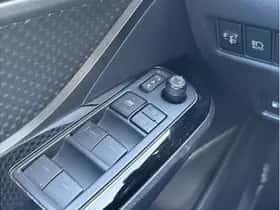 Toyota C-HR (2023) thumbnail 23