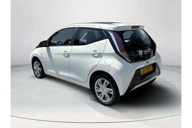Toyota Aygo (2016) thumbnail 3