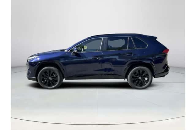 Toyota RAV4 (2023) thumbnail 2