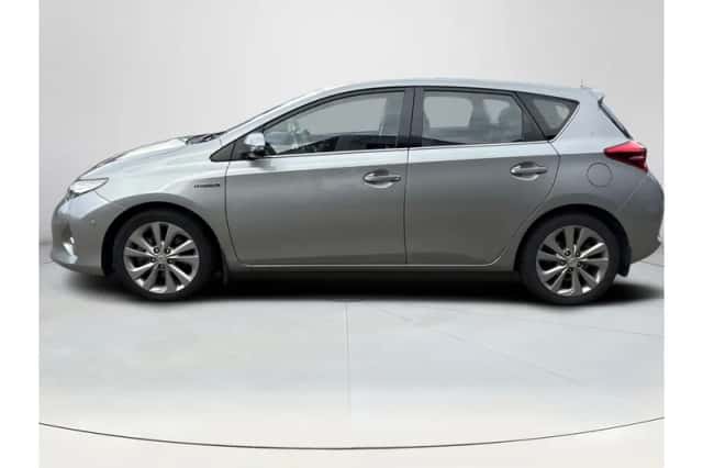 Toyota Auris (2015) thumbnail 2