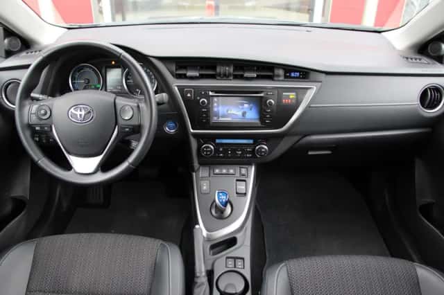 Toyota Auris (2015) thumbnail 6