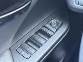 Toyota C-HR (2024) thumbnail 24