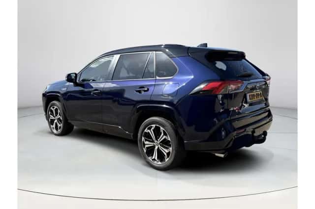 Toyota RAV4 (2022) thumbnail 3