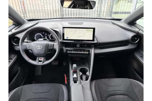 Toyota C-HR (2024) thumbnail 6