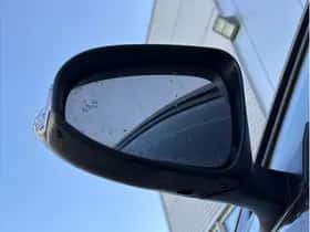 Toyota C-HR (2019) thumbnail 26