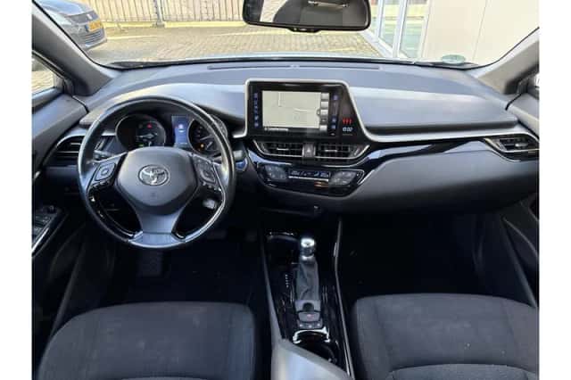 Toyota C-HR (2019) thumbnail 6