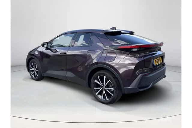 Toyota C-HR (2024) thumbnail 3
