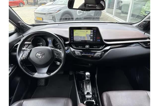 Toyota C-HR (2018) thumbnail 6