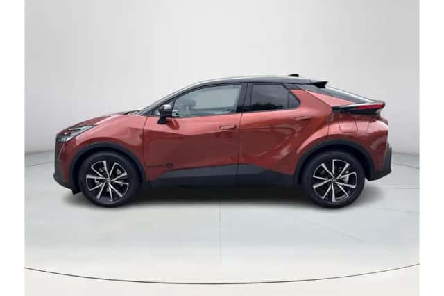 Toyota C-HR (2025) thumbnail 2