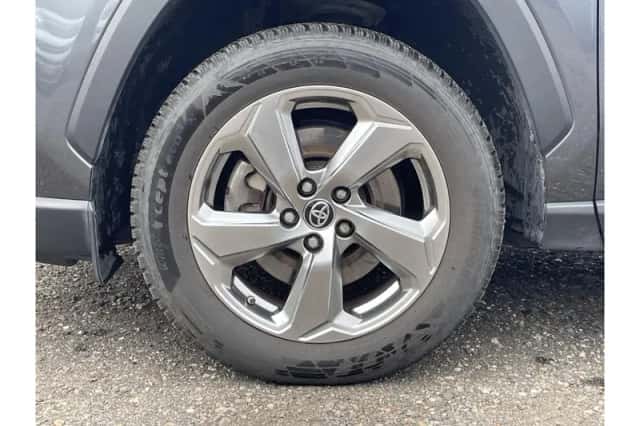 Toyota RAV4 (2021) thumbnail 2