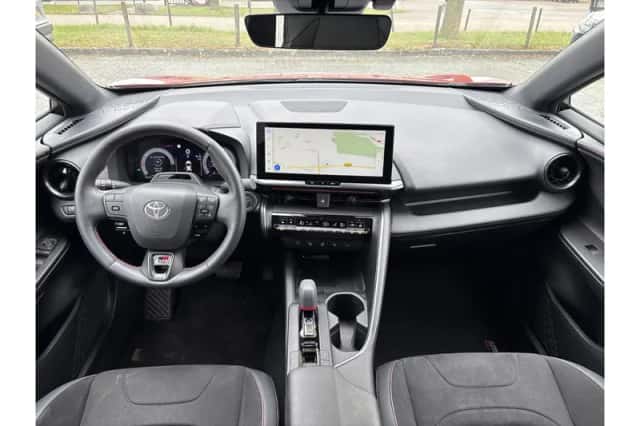 Toyota C-HR (2024) thumbnail 6