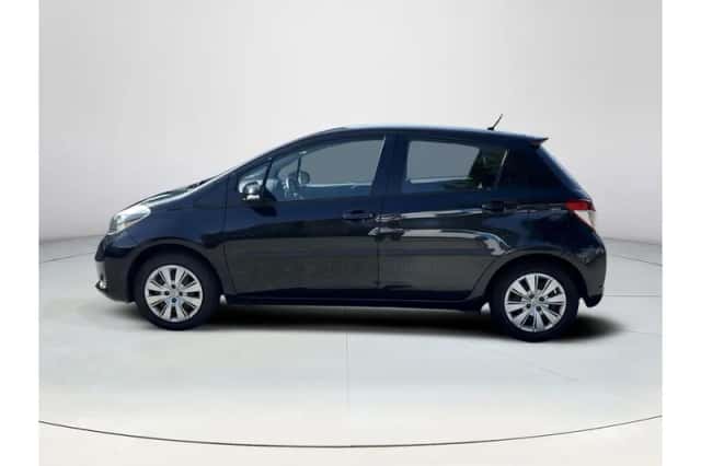 Toyota Yaris (2014) thumbnail 2