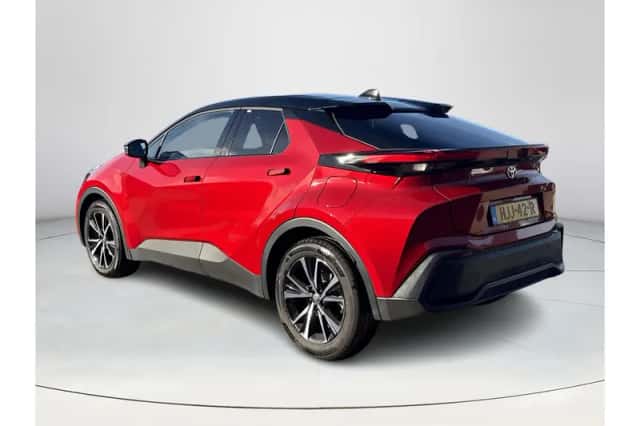 Toyota C-HR (2025) thumbnail 2